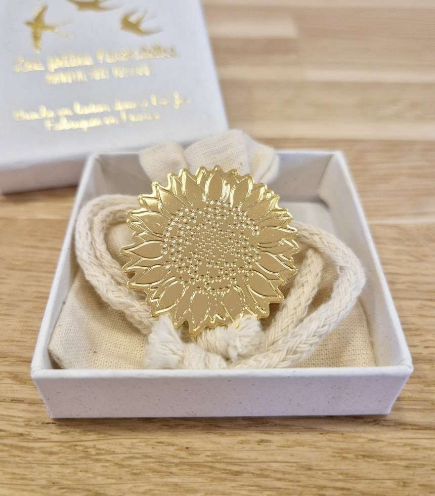 Broche en laiton doré...