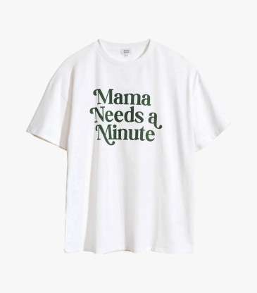 T-shirt Mama needs a minute...