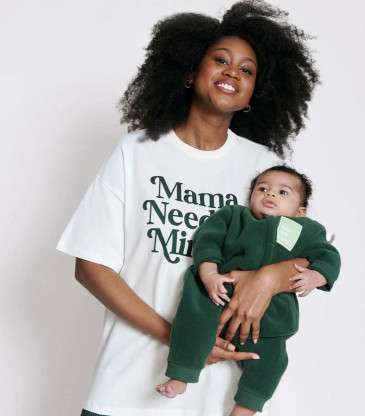 T-shirt Mama needs a minute blanc