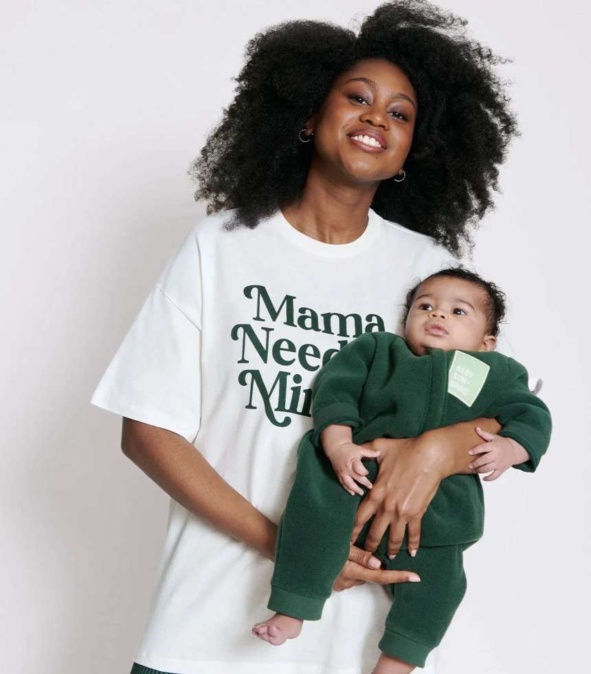 T-shirt Mama needs a minute blanc