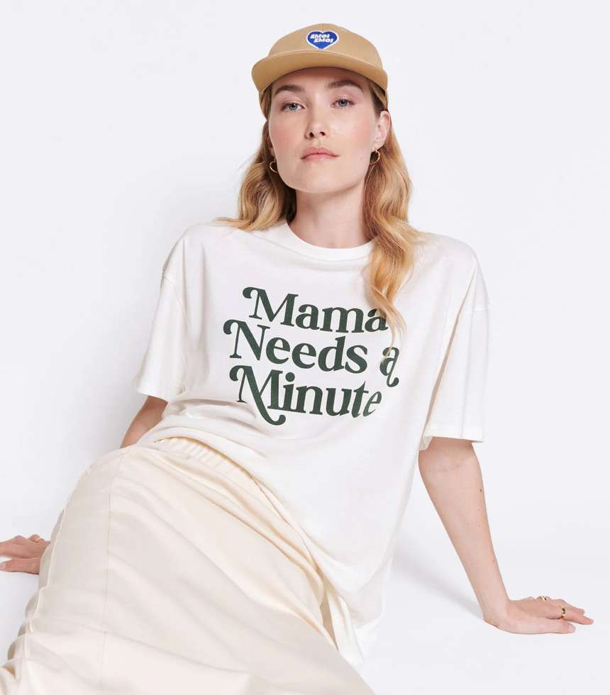 T-shirt Mama needs a minute blanc