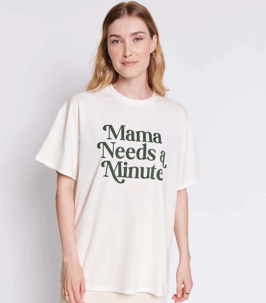T-shirt Mama needs a minute blanc