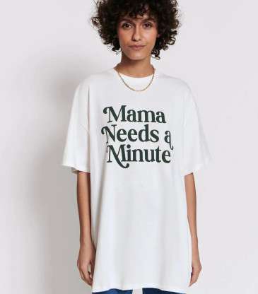 T-shirt Mama needs a minute blanc