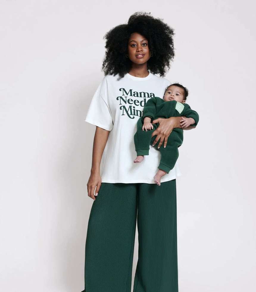 T-shirt Mama needs a minute blanc