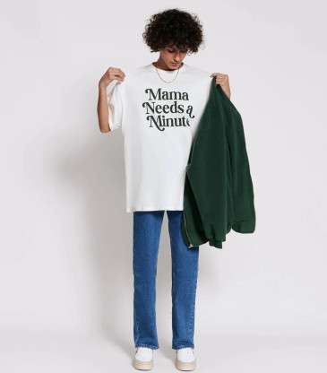 T-shirt Mama needs a minute blanc
