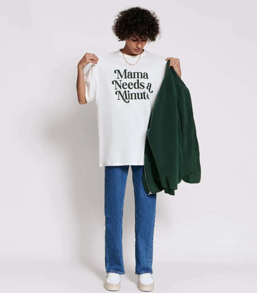 T-shirt Mama needs a minute blanc