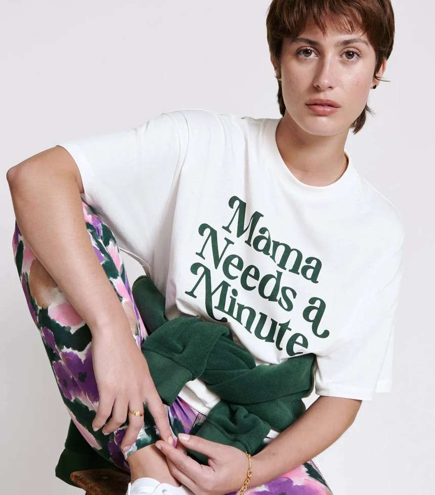 T-shirt Mama needs a minute blanc