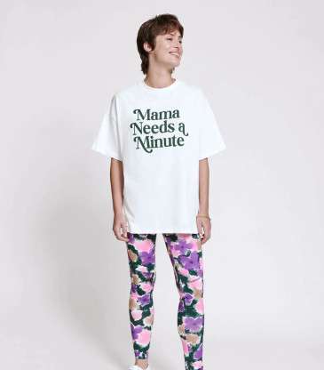 T-shirt Mama needs a minute blanc