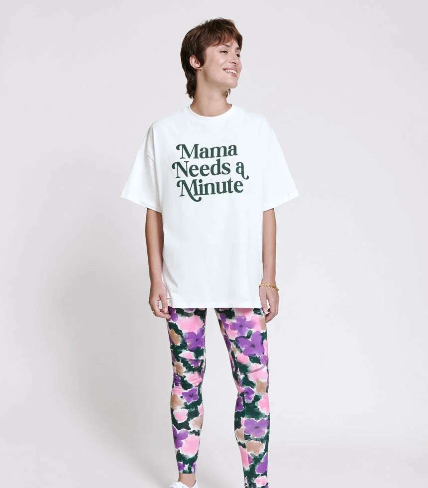 T-shirt Mama needs a minute blanc