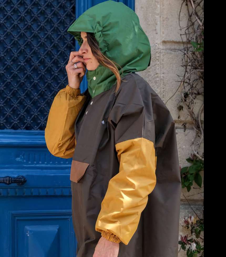 Poncho de pluie court kaki