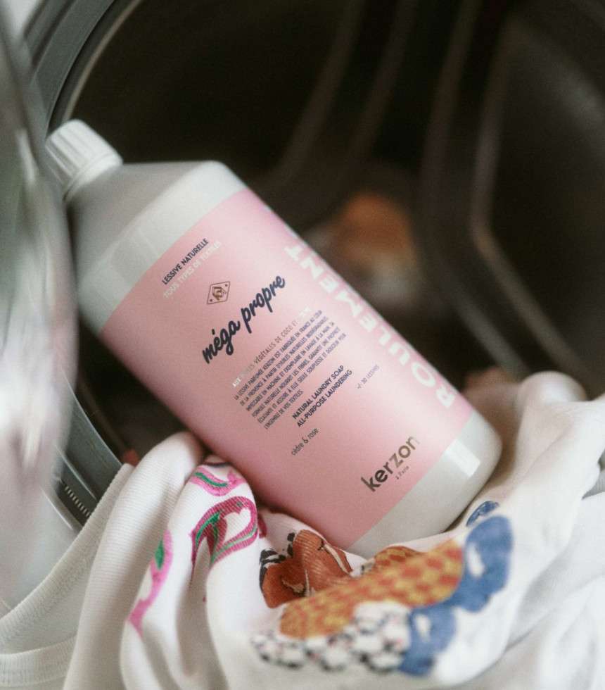 Lessive parfumée Méga Propre cèdre et rose 1 L