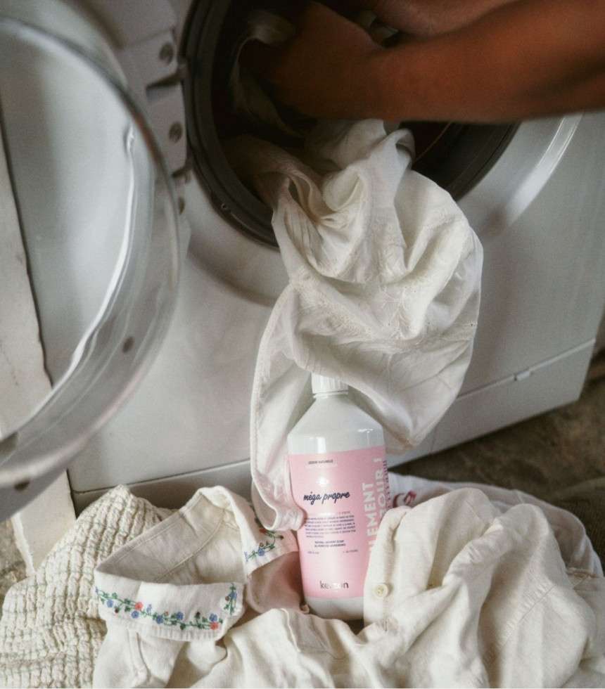 Lessive parfumée Méga Propre cèdre et rose 1 L