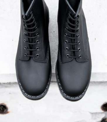 Boots Derby 8 œillets noir greasy