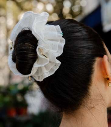 Maxi chouchou broderie anglaise bord blanc