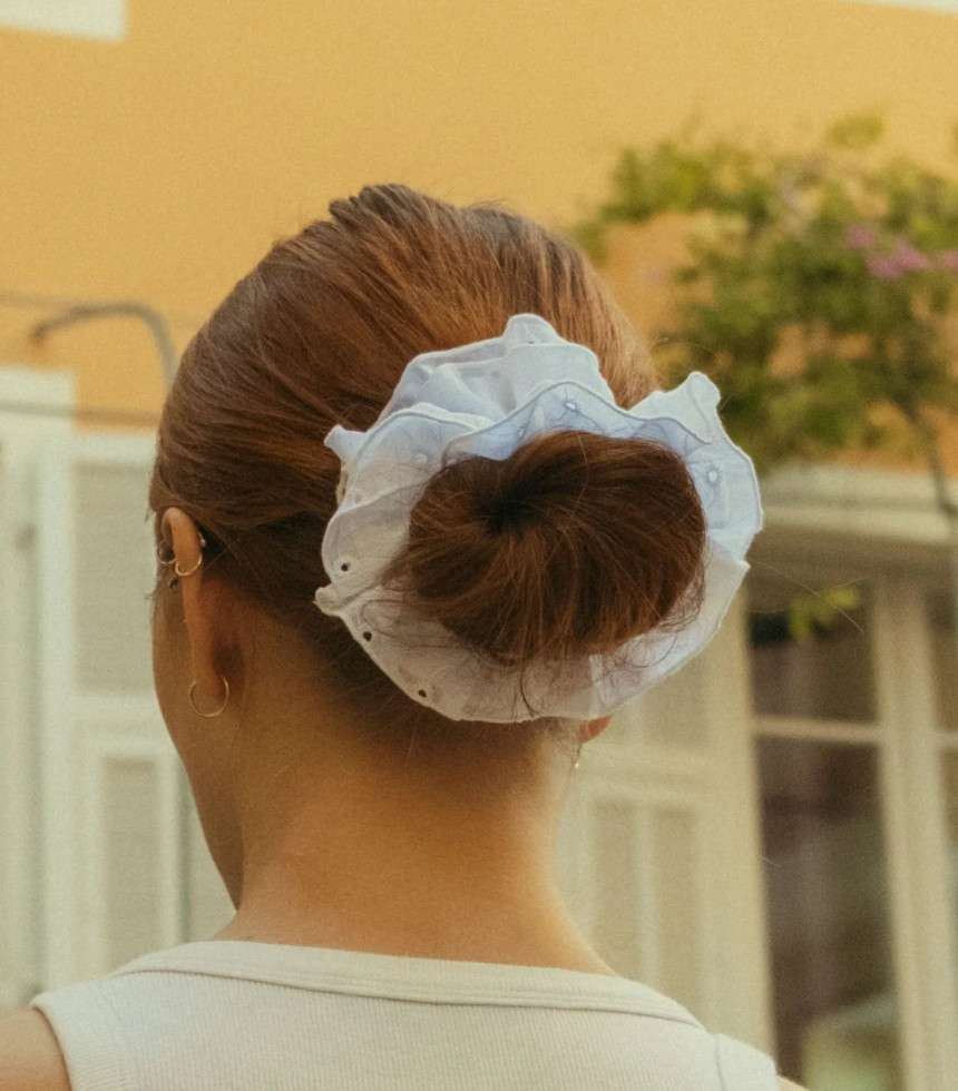 Maxi chouchou broderie anglaise bord blanc